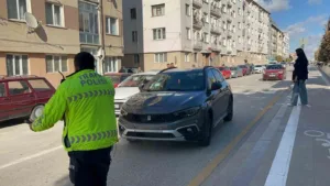 Eskişehir’de yolun karşısına geçtiği esnada otomobil çarpan yaşlı kadının hayati