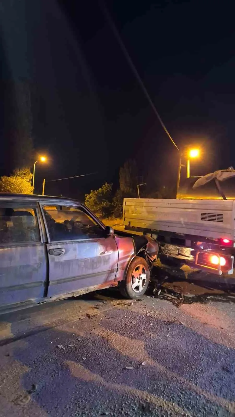 Afyonkarahisar’da otomobilin kamyonete arkadan çarpması sonucu yaşanan trafik kazasında 2