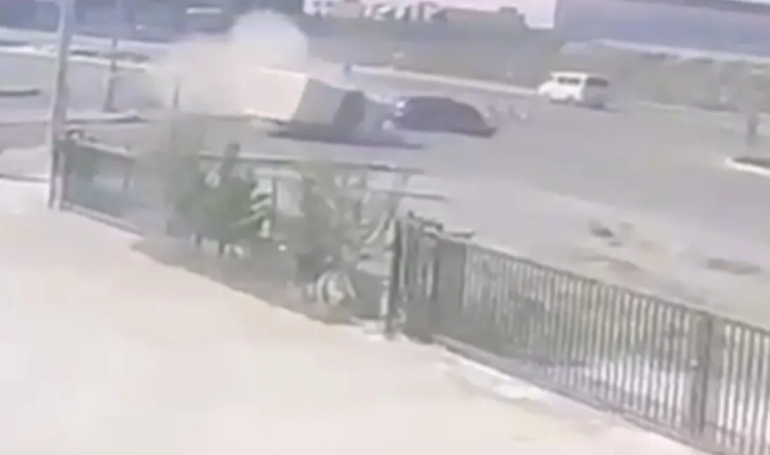 Aksaray’da otomobilin kamyonetle çarpıştığı kaza güvenlik kamerasına yansıdı. Kazada 2