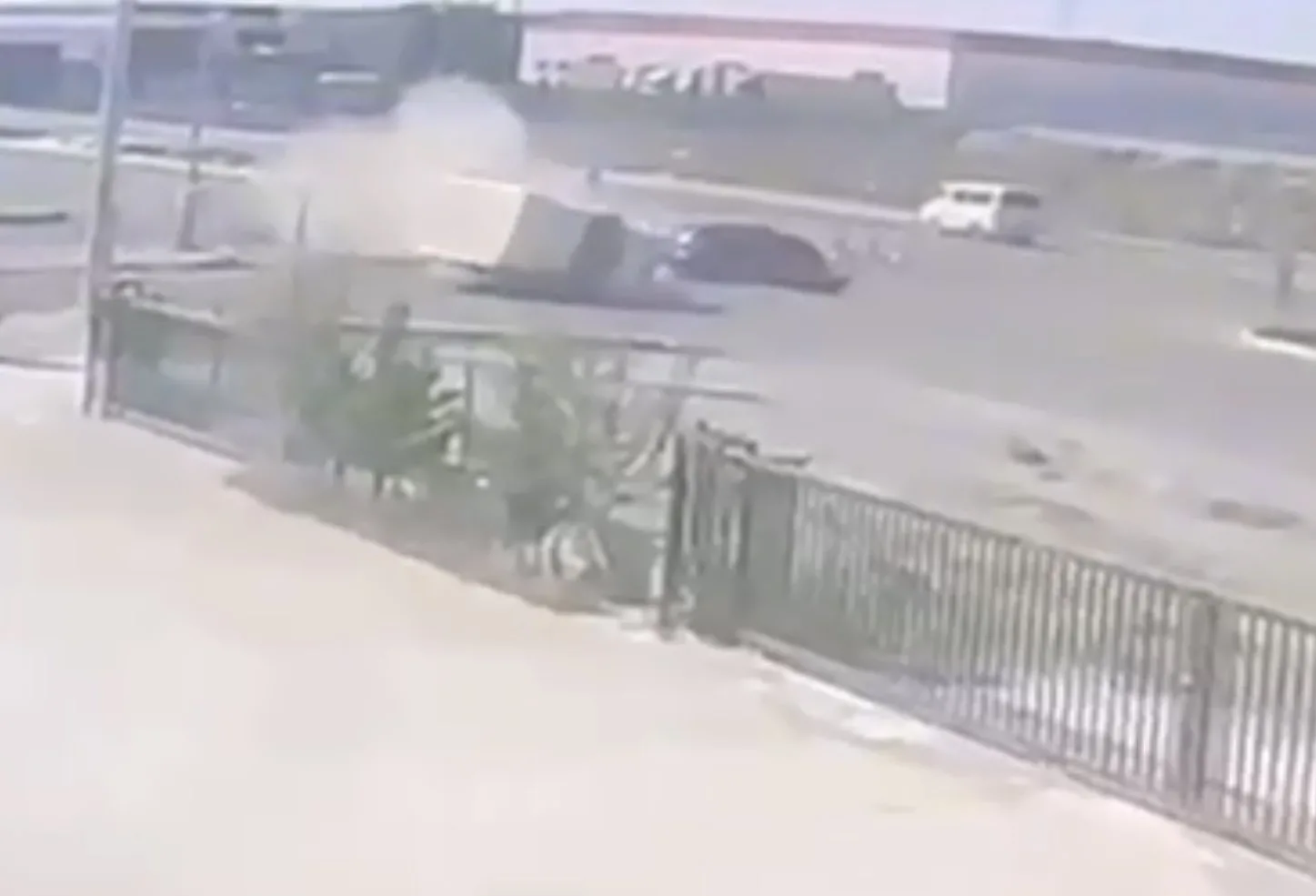 Aksaray’da otomobilin kamyonetle çarpıştığı kaza güvenlik kamerasına yansıdı. Kazada 2