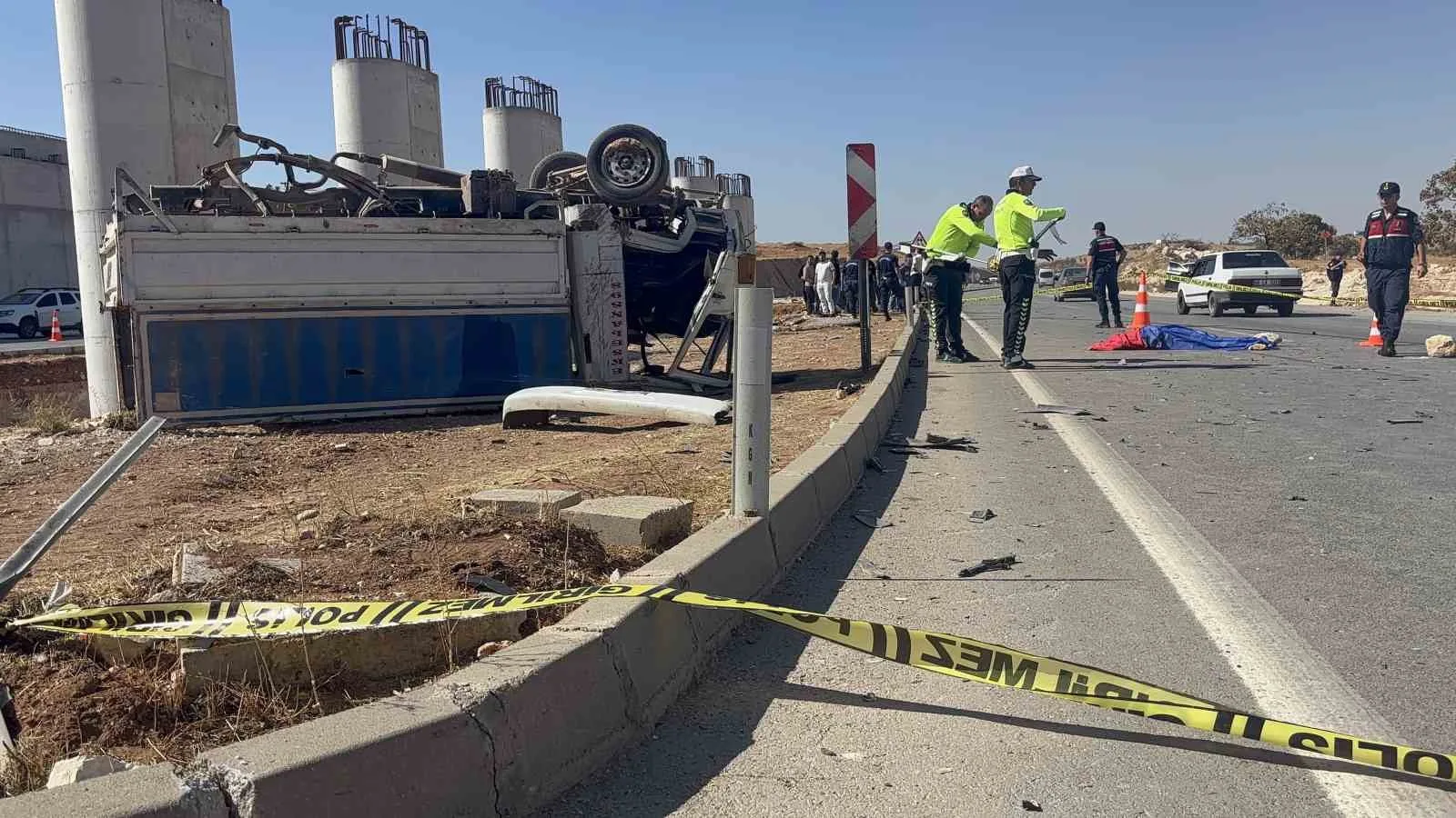 Gaziantep’te otomobil ile çarpıştıktan sonra ters dönen kamyonetin sürücüsü hayatını