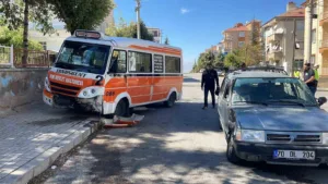 Karaman’da otomobil ile çarpışan yolcu minibüsünün kaldırıma çıkması sonucu 3