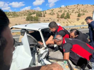 Nevşehir’de iki otomobilin kafa kafaya çarpıştığı trafik kazasında 1’i ağır