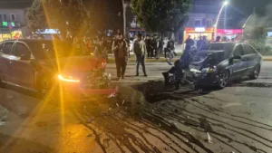 Kocaeli’nin Kartepe ilçesinde 2 otomobilin kafa kafaya çarpışması neticesinde 2
