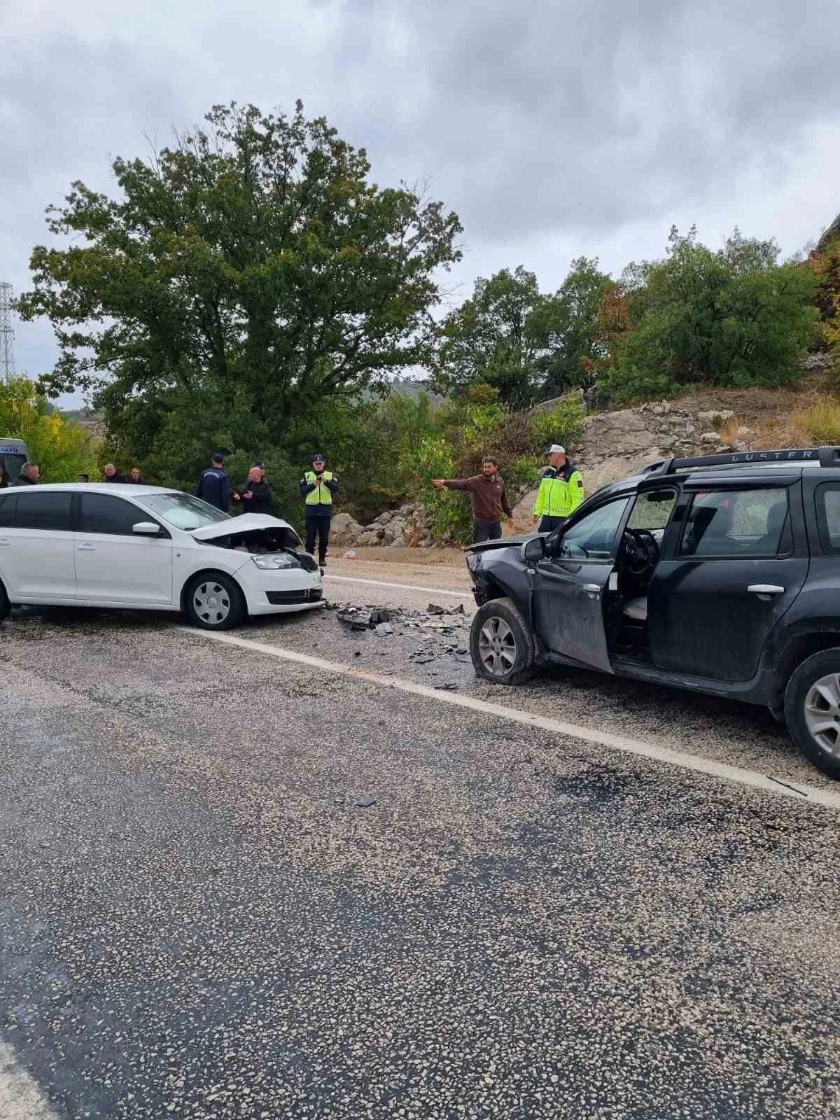 Bilecik’te 2 otomobilin çarpışması sonucu meydana gelen trafik kazasında 2