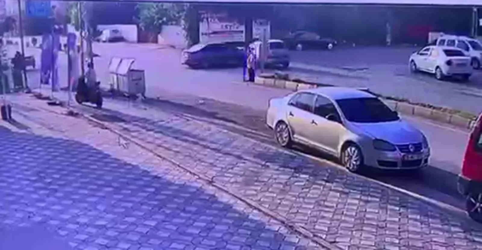 Hatay’da 2 otomobilin çarpışmasıyla yaşanan kazada 2 kişi yaralandı. Kaza