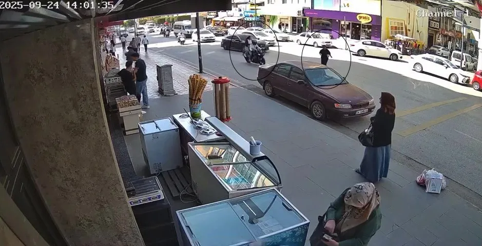 Hatay’da yolun karşısına geçmek isterken motosiklet çarpan kadın yaralandı. Kaza