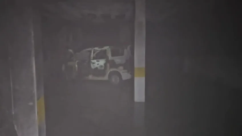 Tekirdağ’ın Çerkezköy ilçesinde bir apartmanın otoparkında park halindeki araç, benzin