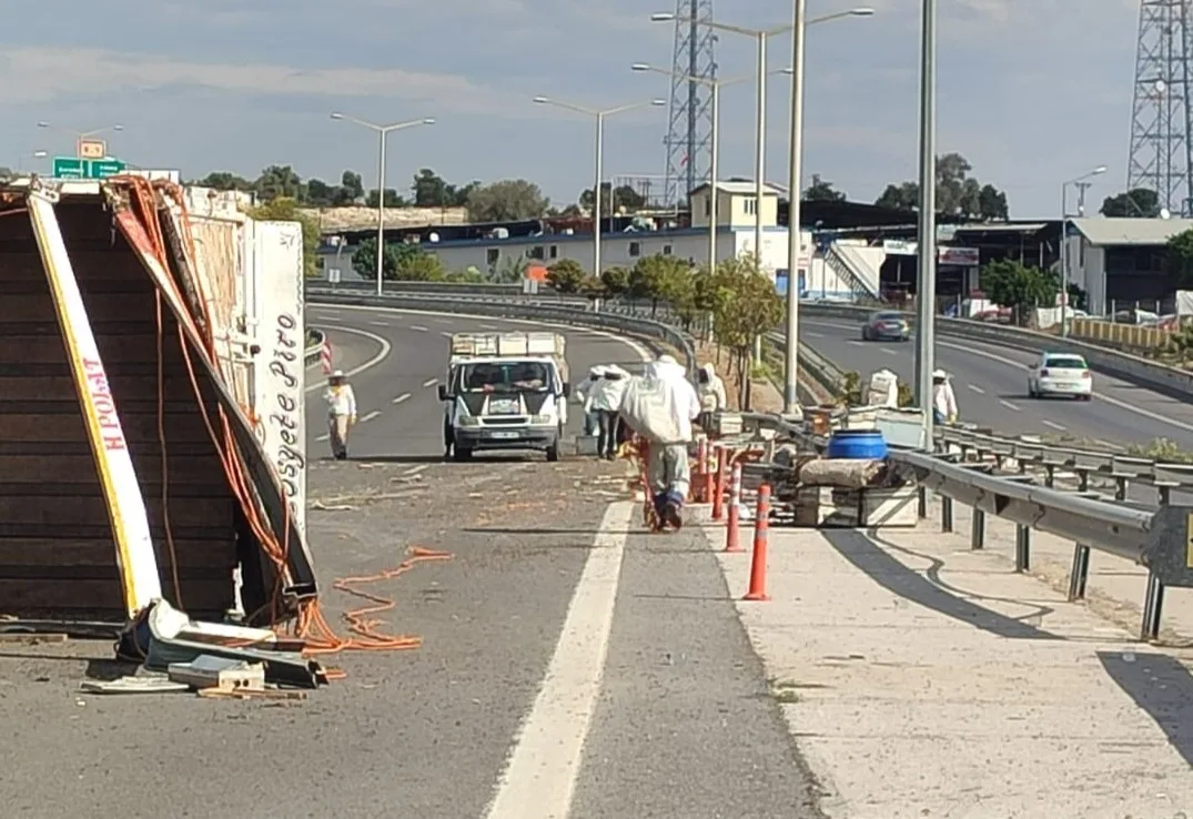 Mersin’de kamyonun kaza yapması sonucu 3 kişi yaralandı, devrilen kovanlardan