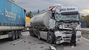 Anadolu Otoyolu’nun Sapanca geçişinde iki tırın karıştığı kazada, hurdaya dönen
