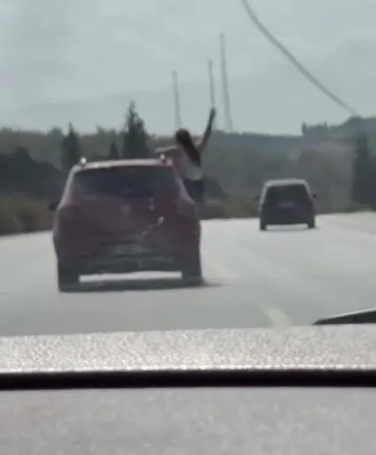 Adana’da otoyolda seyreden cipte yolcu olarak bulunan kadın, cama çıkıp