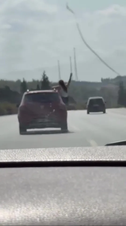 Adana’da otoyolda seyreden cipte yolcu olarak bulunan kadın, cama çıkıp