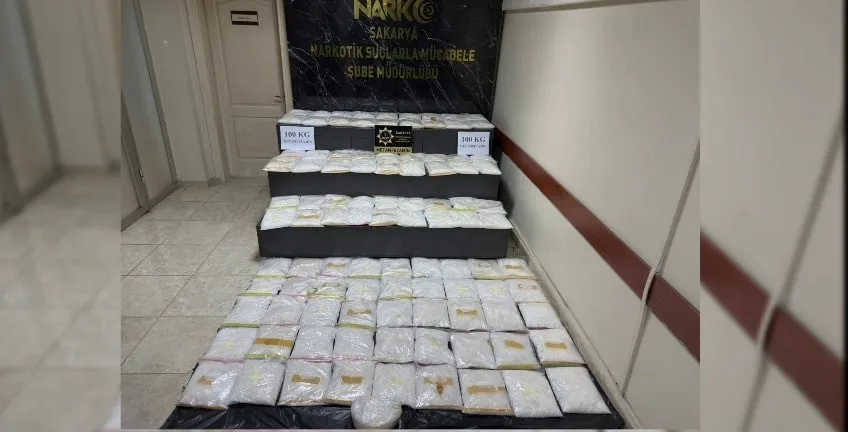 Anadolu Otoyolu’nun Sakarya geçişinde polis ekiplerince gerçekleştirilen operasyonda, cipin bagajına