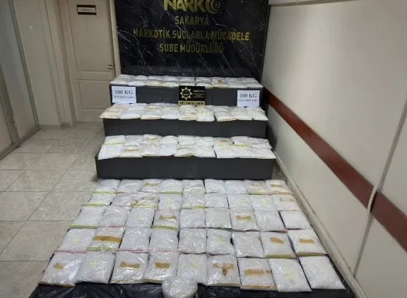 Anadolu Otoyolu Sakarya geçişinde düzenlenen operasyonda cipin bagajına gizlenmiş halde