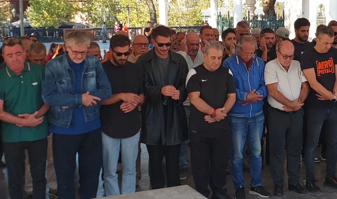 Oyuncu Uraz Kaygılaroğlu’nun babaannesi Nezahat Kaygılaroğlu, Balıkesir’de düzenlenen cenaze töreniyle