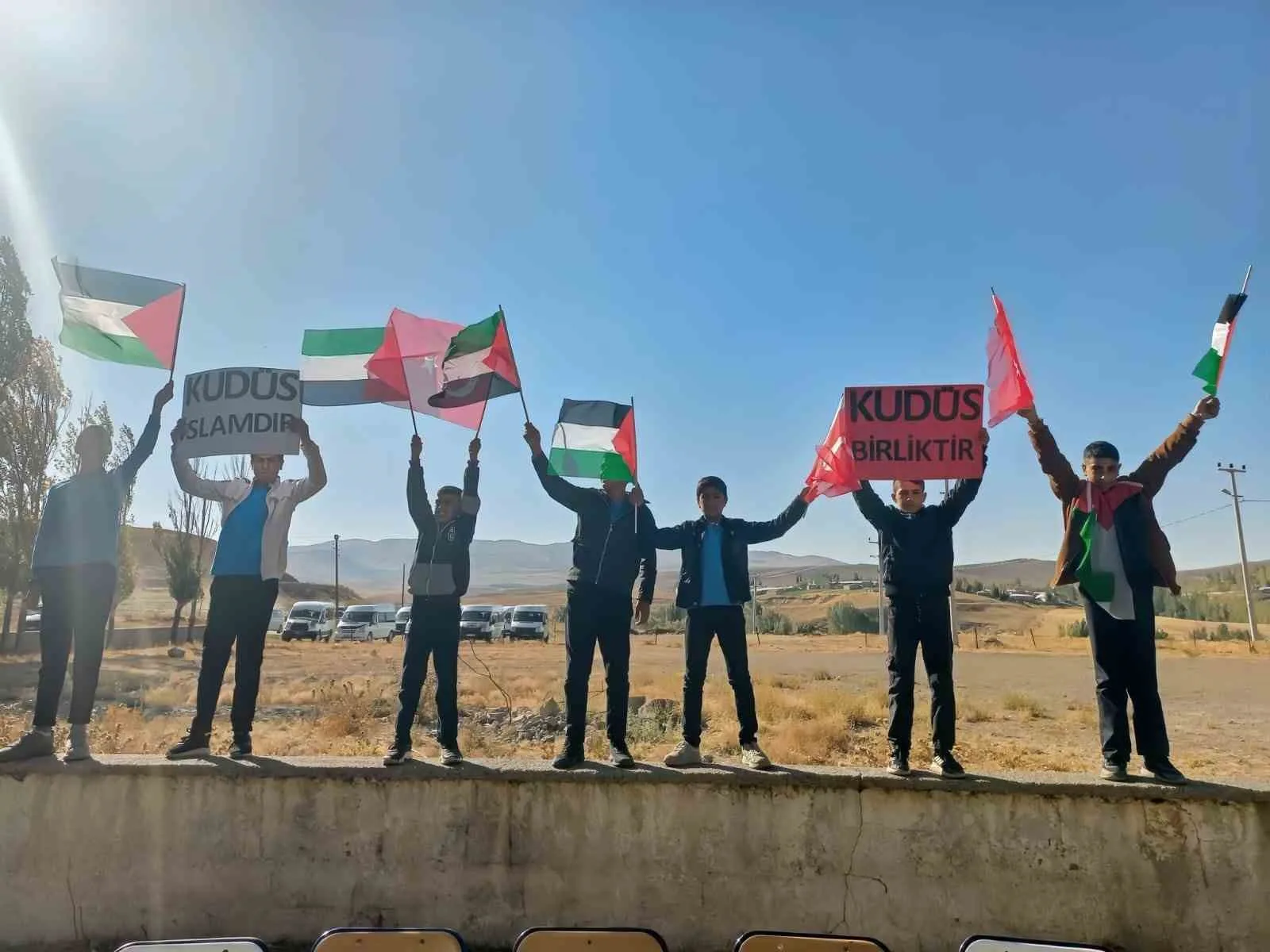 Van’ın Özalp ilçesindeki Emek Ortaokulu, Filistin’e destek etkinlikleri kapsamında yardım