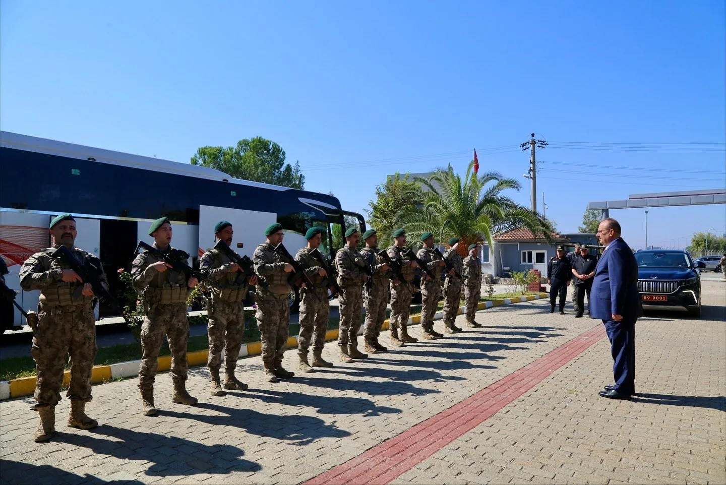 Aydın’dan Suriye’ye gidecek özel harekat polisleri, düzenlenen törenle dualar eşliğinde