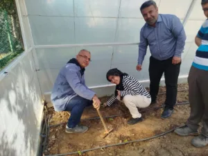 Aydın’ın Efeler ilçesindeki okulda özel öğrenciler sebze fidelerini toprakla buluşturmanın
