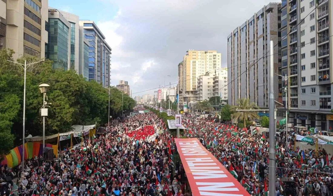 Pakistan’da binlerce kişi, ellerinde Filistin bayrakları ile Gazze Şeridi için