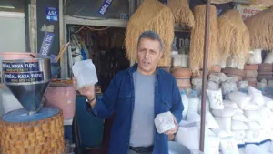 Kayseri’de yaşayan İhsan Çelik, Pakistan’dan getirdiği Himalaya tuzunu işleyerek sofralara