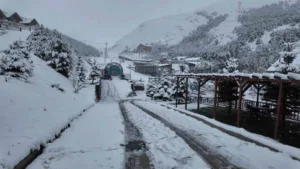Erzurum’da dün gece yarısından itibaren etkili olan kar yağışı sonrası