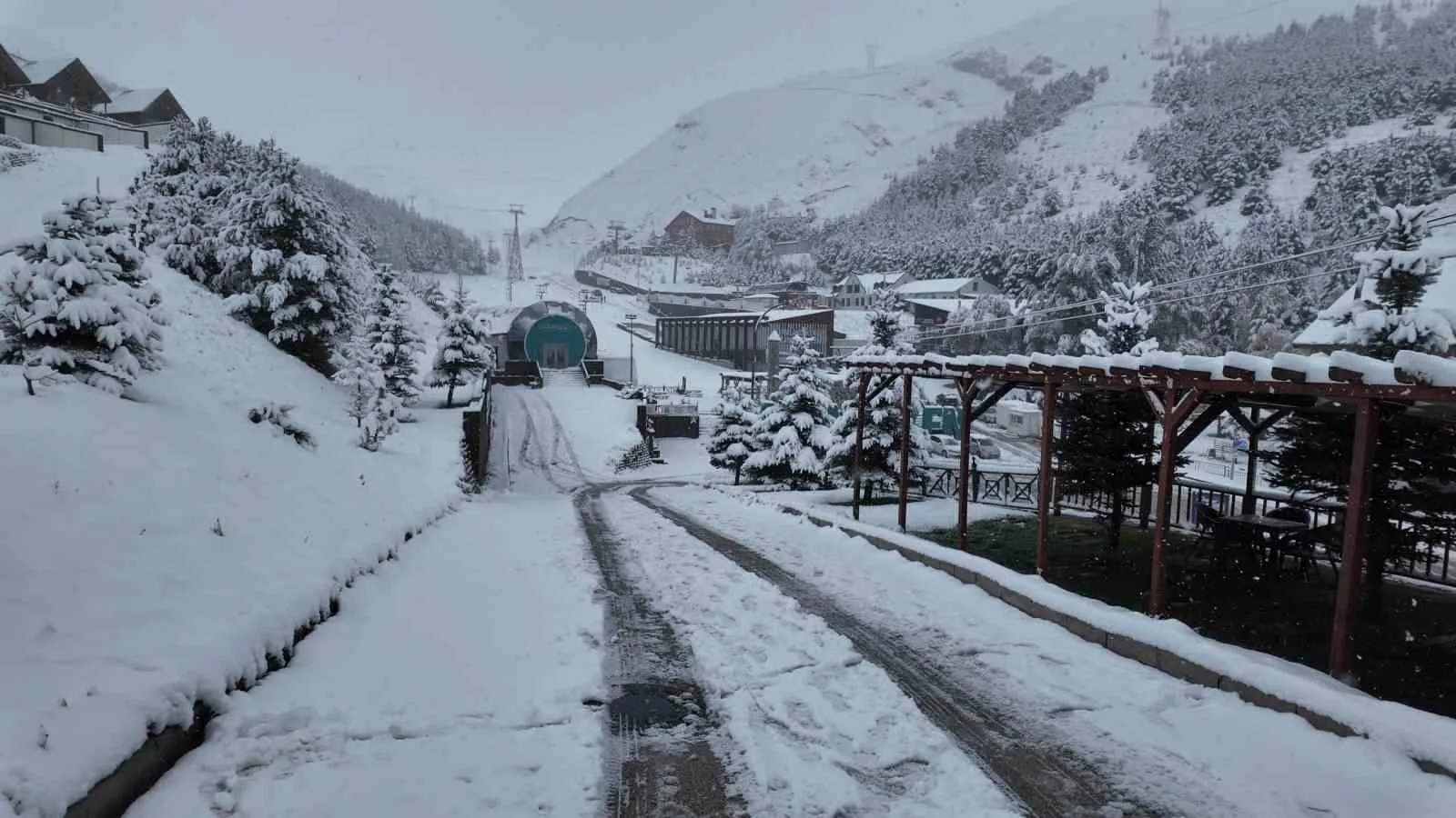 Erzurum’da dün gece yarısından itibaren etkili olan kar yağışı sonrası
