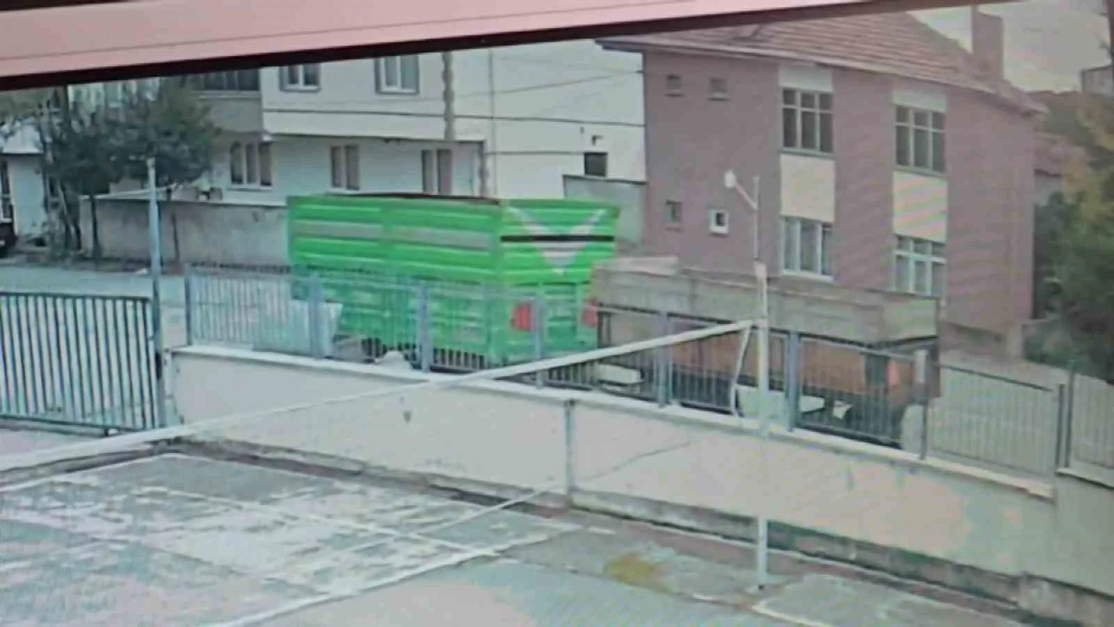 Amasya’da sokağa park edilen iki traktör römorku bir anda hareketlenip