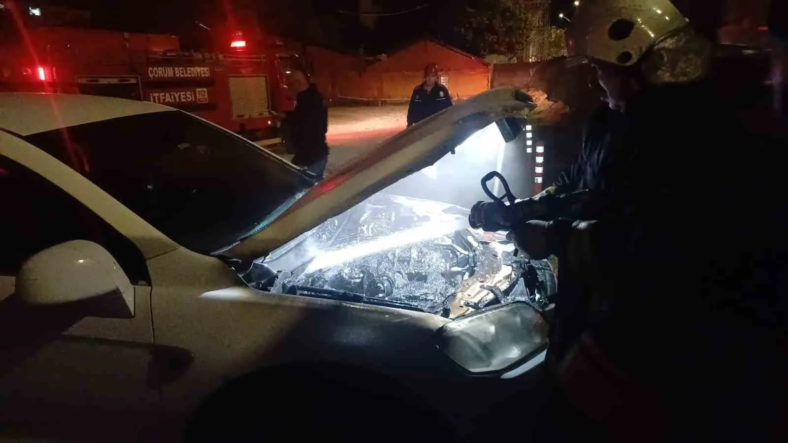 Çorum’da park halinde bulunan cipte çıkan yangın, itfaiye ekiplerinin hızlı