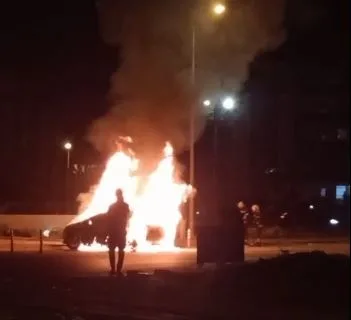 Denizli’de park halindeki araçtan çıkan dumanlar kısa sürede alevlere dönüştü.