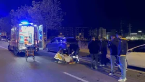 Tekirdağ Çorlu’da park halindeki otomobile çarpan 15 yaşındaki motosikletli yaralandı.