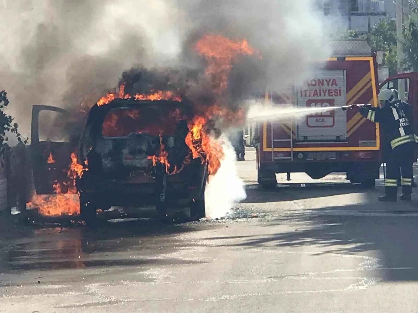 Konya’nın Ereğli ilçesinde park halindeki ticari taksi alev alev yandı.