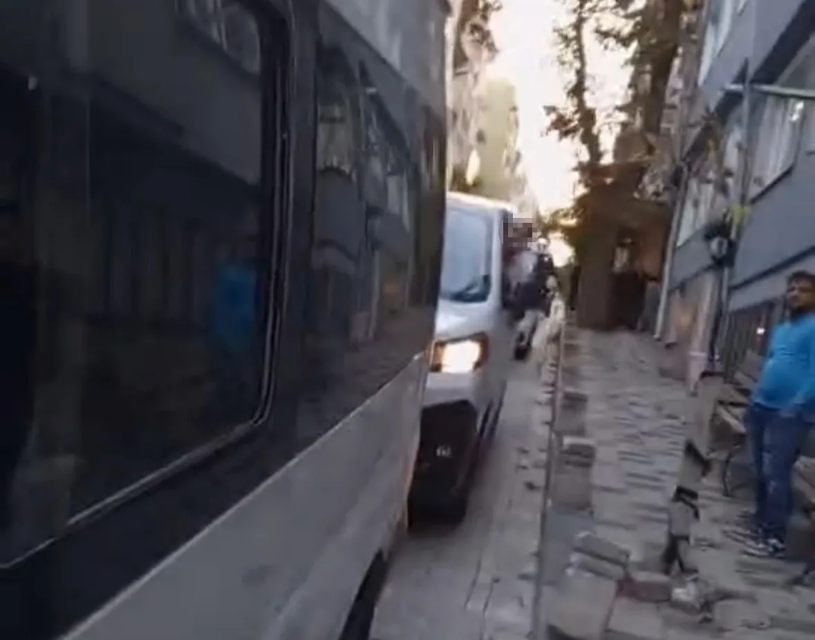 Balıkesir’in Bandırma ilçesi Paşabayır Mahallesi’nde 2 sürücü arasında yaşanan park