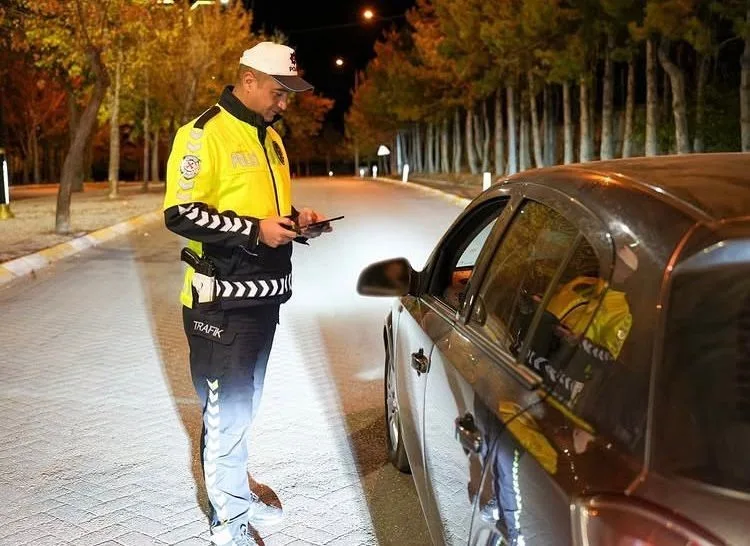 Isparta’da polis ekipleri, çeşitli park, bahçe ve mesire alanlarında güvenlik