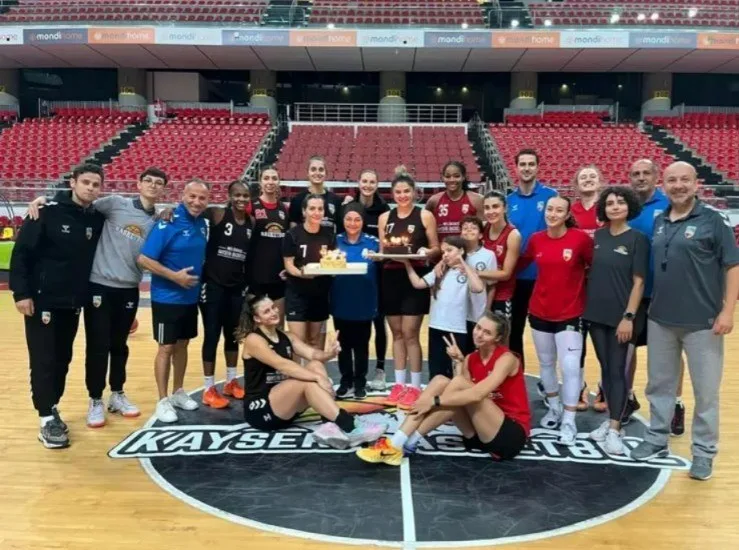 Melikgazi Kayseri Basketbol, takım kaptanlarından Merve Uygül’ün doğum gününü kutladı.