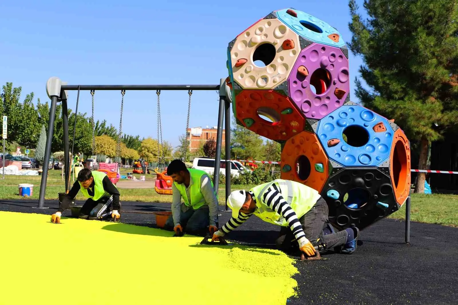 Diyarbakır Büyükşehir Belediyesi, kent genelindeki parkların çocuk oyun ve spor
