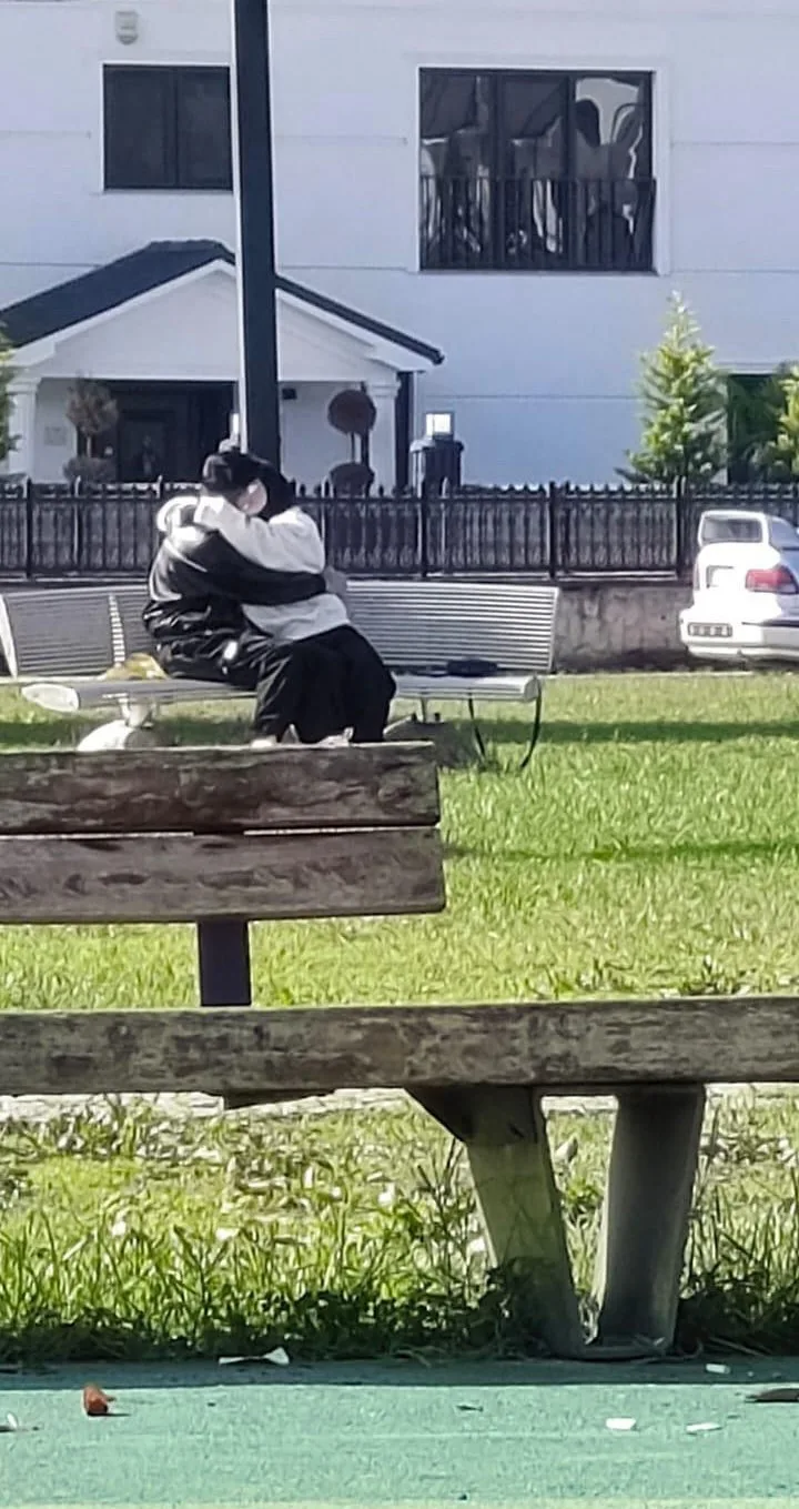 Sakarya’nın Akyazı ilçesinde vatandaşların yoğun olarak bulunduğu bir parkta, 2