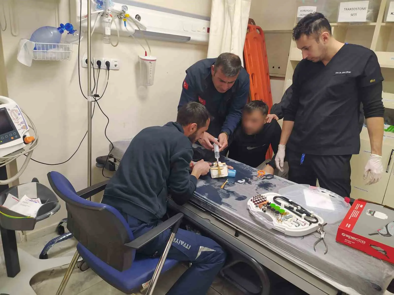 Hakkari’nin Çukurca ilçesinde bir vatandaşın parmağına sıkışan yüzük, itfaiye ekiplerince