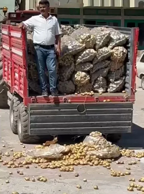 Yozgat’ın CHP Aydıncık İlçe Başkanı Sadık Erdoğan’ın çuvallar dolusu patatesi