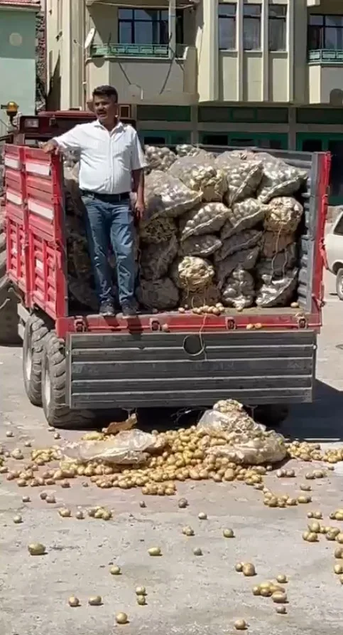Yozgat’ın CHP Aydıncık İlçe Başkanı Sadık Erdoğan’ın çuvallar dolusu patatesi