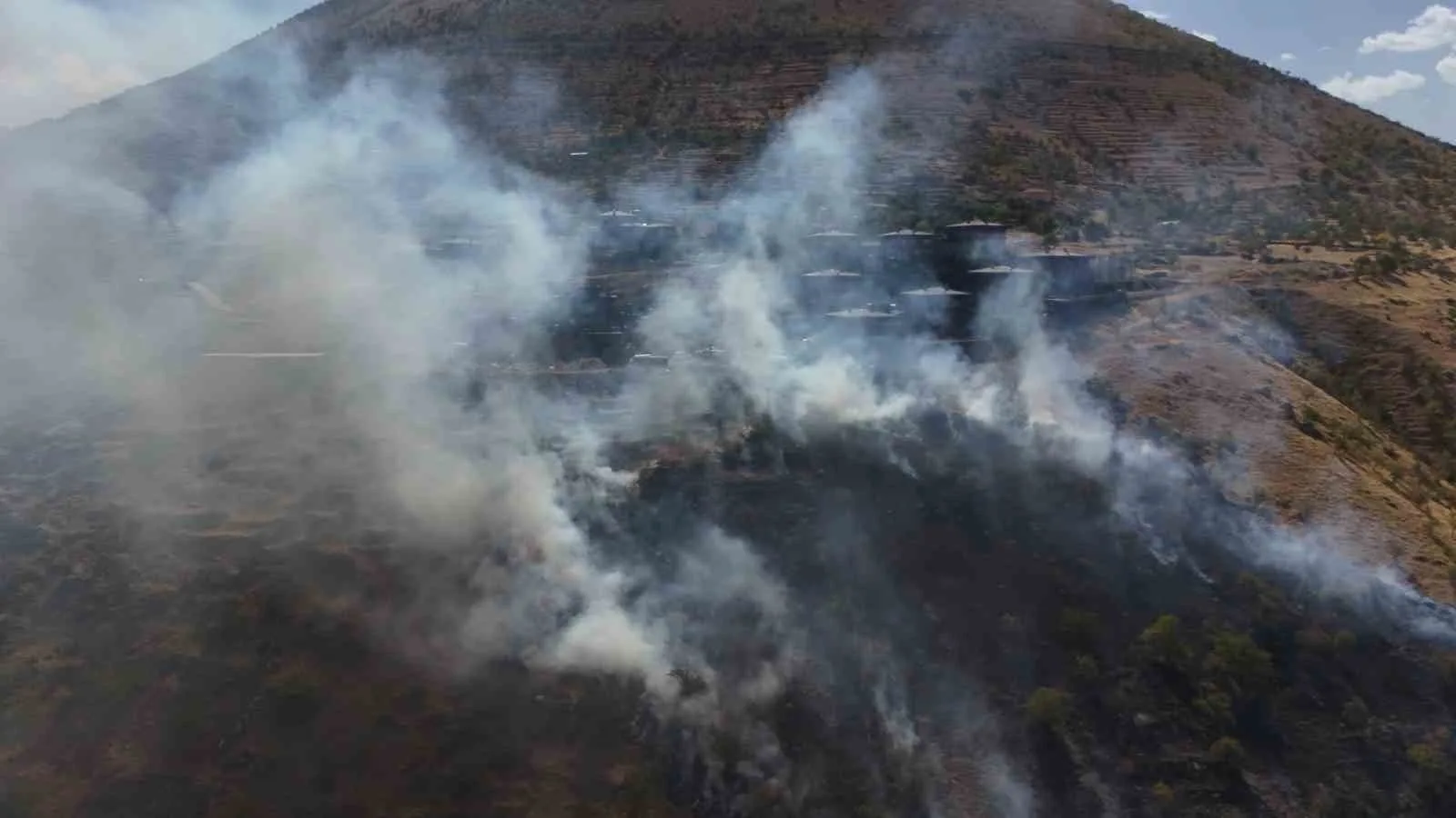 Kayseri’nin Talas ilçesindeki ormanlık alanda çıkan yangına ekiplerin müdahalesi sürüyor.