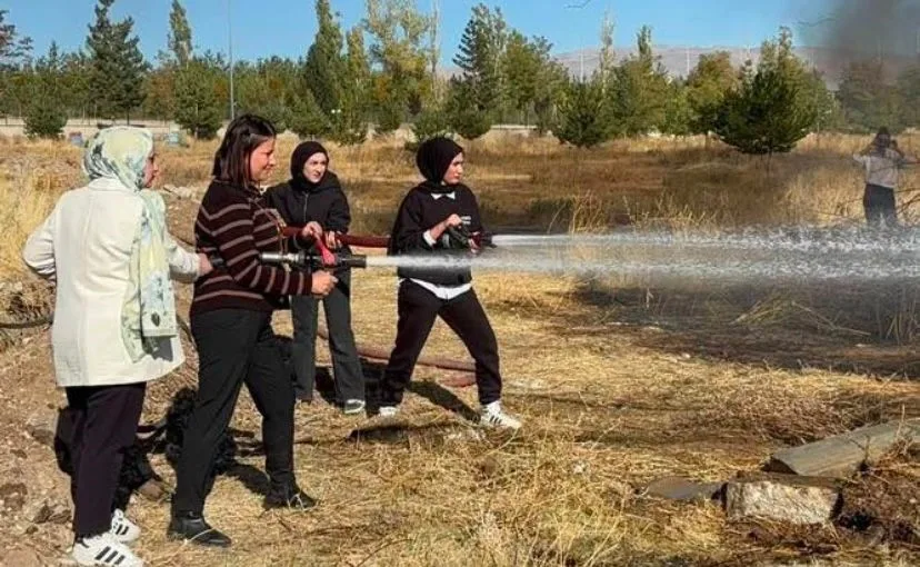 Patnos İtfaiye Müdürlüğü ekipleri, Meslek Yüksekokulu öğrencilerine yangın anında doğru