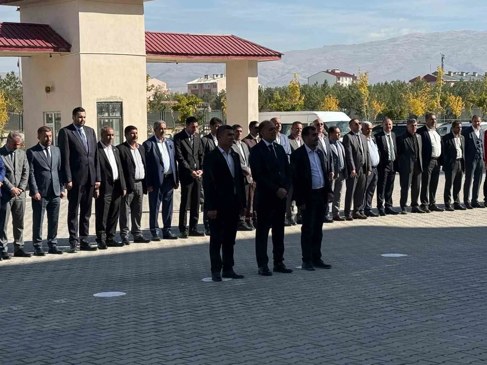 19 Ekim Muhtarlar Günü dolayısıyla Patnos Kaymakamlığı önünde düzenlenen çelenk