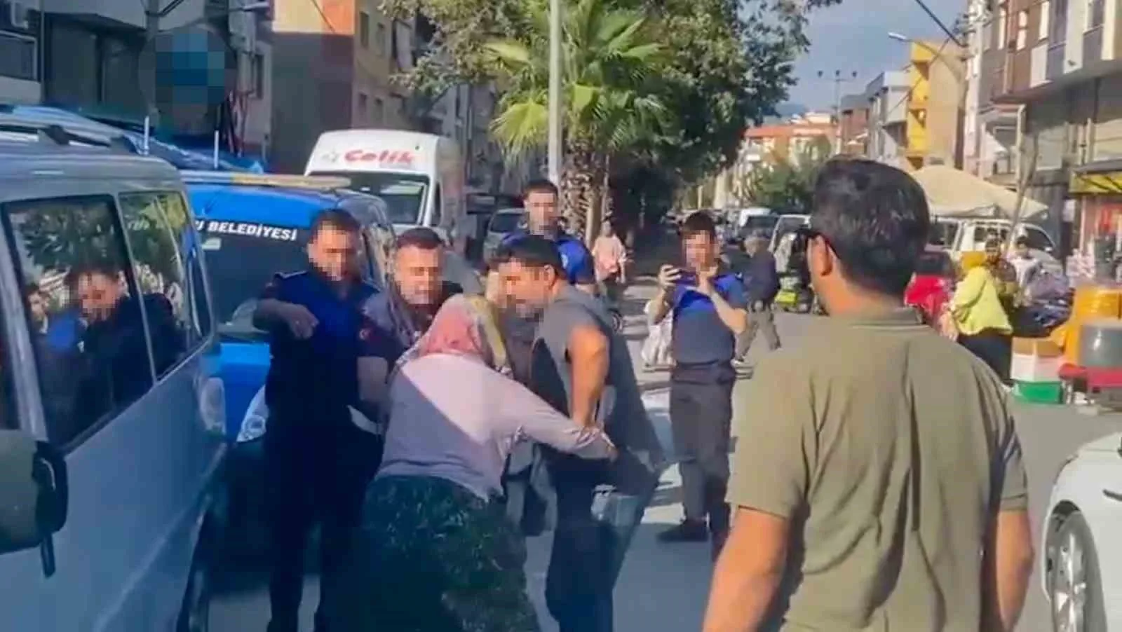Manisa’nın Turgutlu ilçesinde zabıta ekiplerinin izinsiz tezgah açan seyyar satıcı