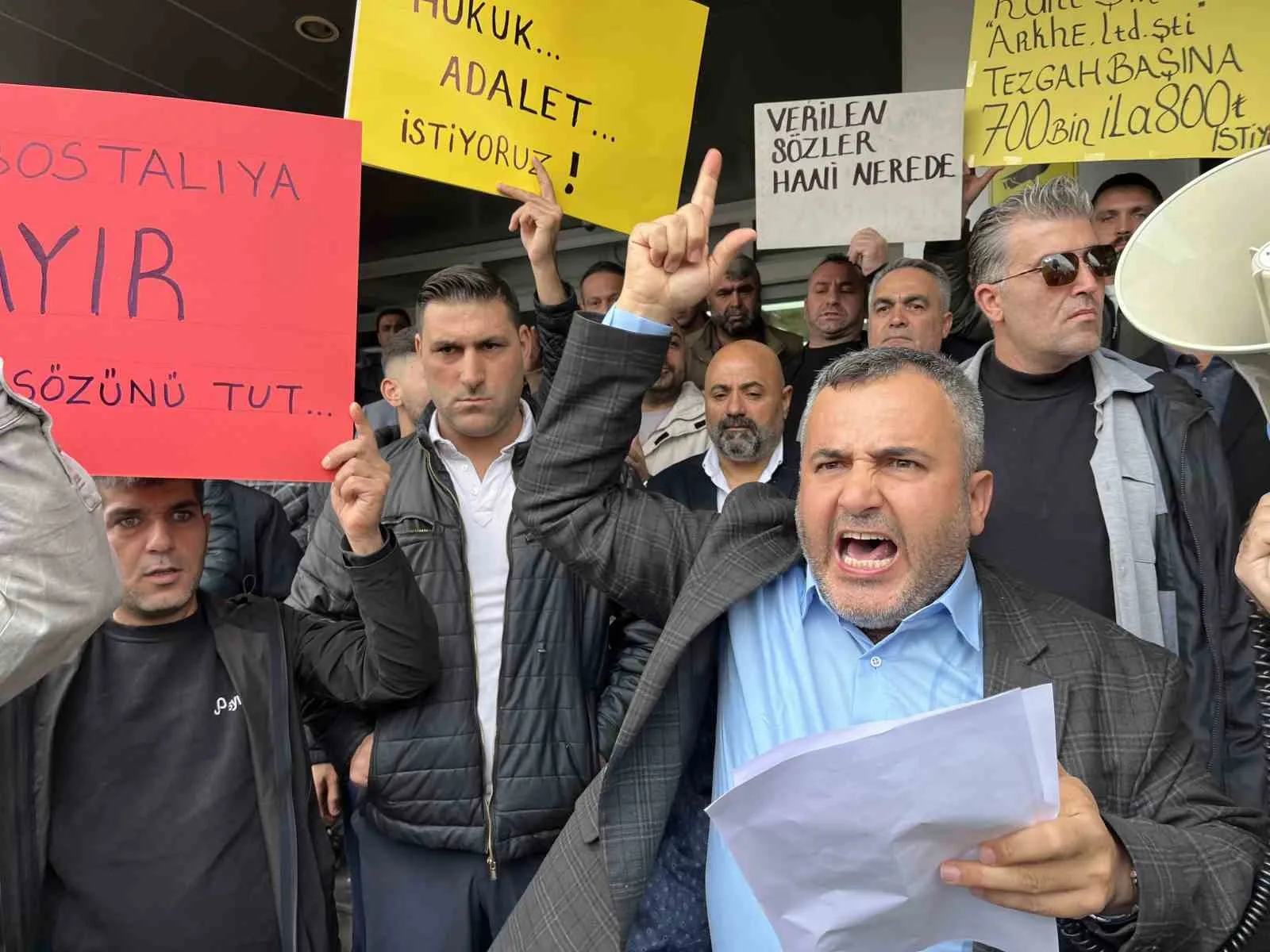 Karşıyaka’nın simgesi haline gelen Bostanlı Pazarı’nın haftada iki güne çıkarılması