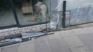 Pendik’te kontrolden çıkan otomobil önce bariyerlere ardından da dükkana daldı.