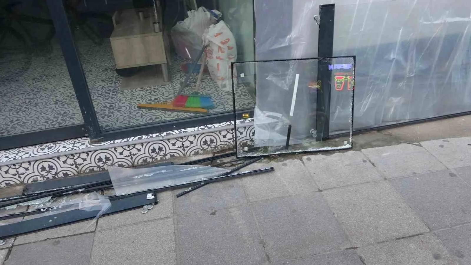 Pendik’te kontrolden çıkan otomobil önce bariyerlere ardından da dükkana daldı.