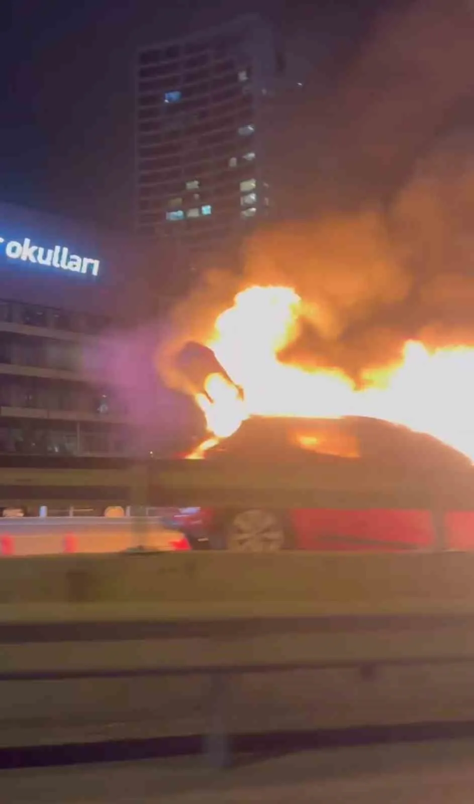 Pendik’te D100 Karayolunda seyir halindeki otomobil yandı. O anlar cep