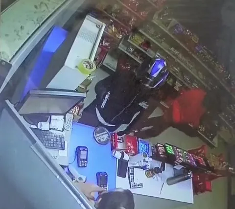 Adana’da petrol istasyonunun marketine gelen kasklı iki şüpheli, silah zoruyla