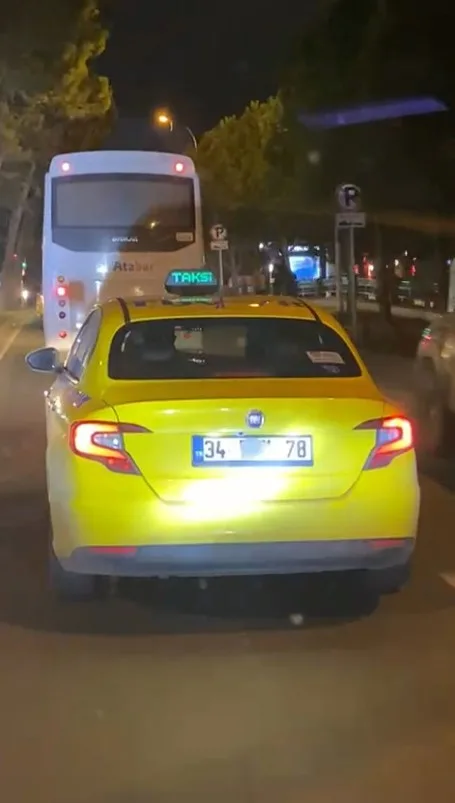 İstanbul’un Sancaktepe ilçesinde bir ticari taksinin arka plakasını kapatarak trafikte