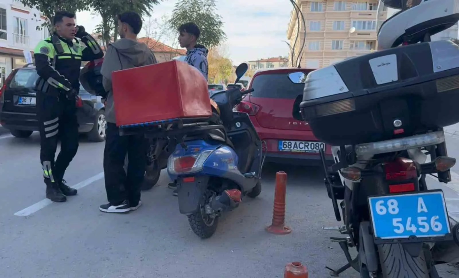 Aksaray’da plakasız, ehliyetsiz ve kasksız bindiği motosikletle trafik polisine yakalanan